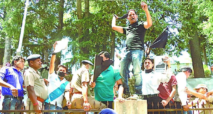 ranikhet me siyasi ghamasan