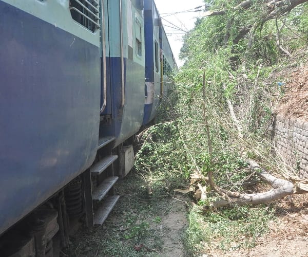 Are dangerous journey from Delhi to Palwal, hurled stones at Malwa Express
