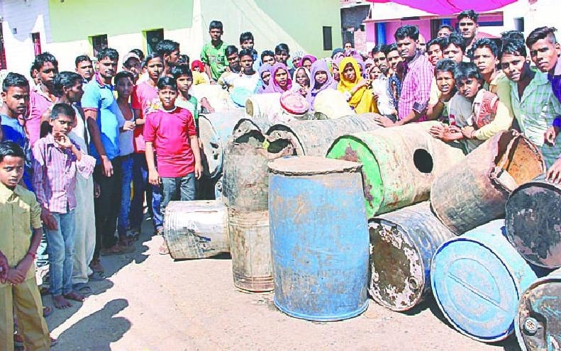 Women's raid on raw liquor business