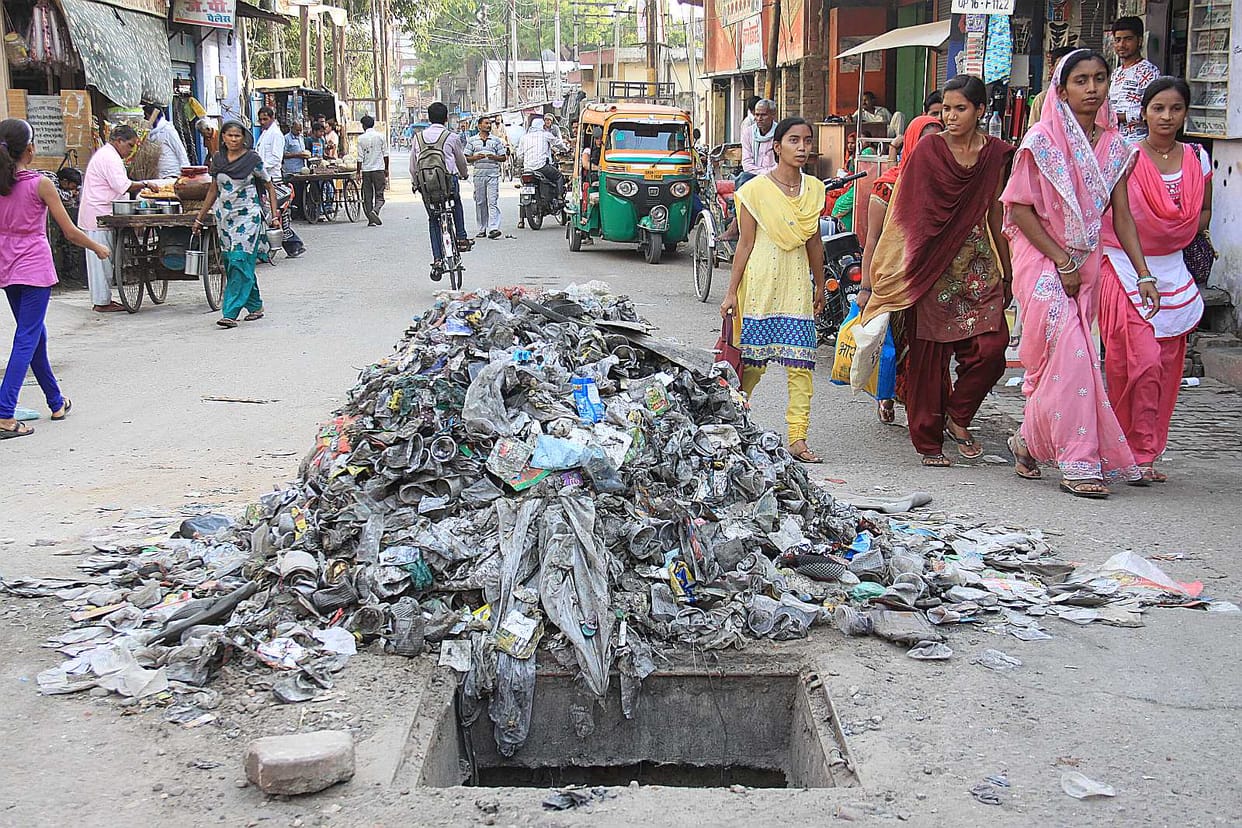 Took to the streets of garbage passer upset