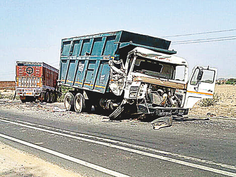 Three injured in collision of truck and dumper