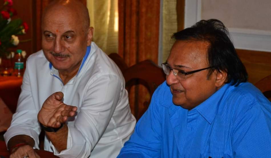 controversial statement of actor anupam kher on gandhi parivar