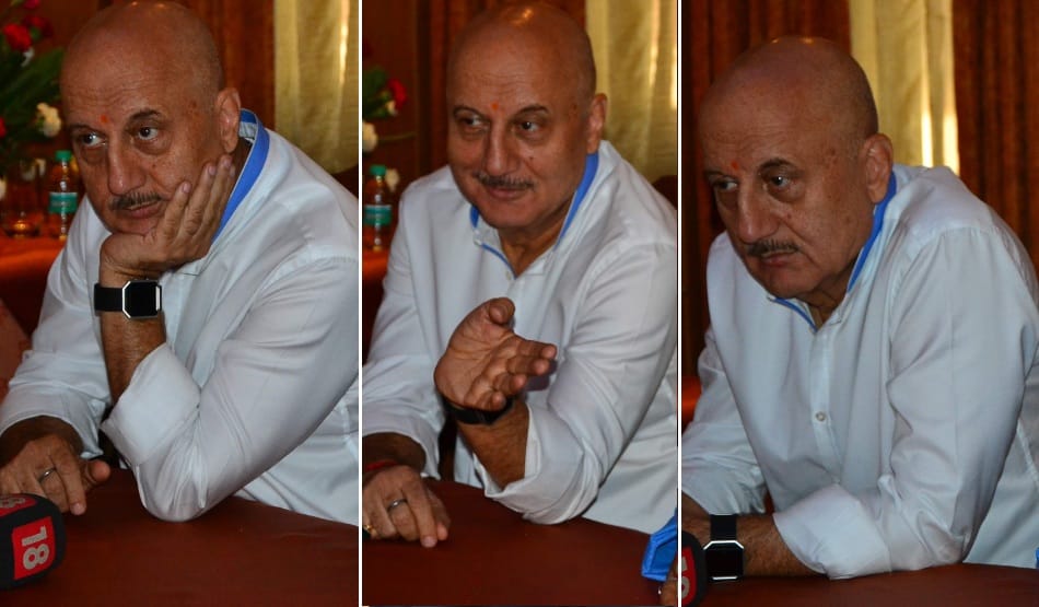 controversial statement of actor anupam kher on gandhi parivar