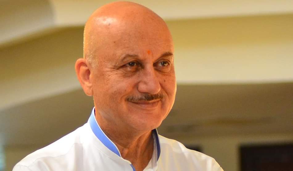 controversial statement of actor anupam kher on gandhi parivar