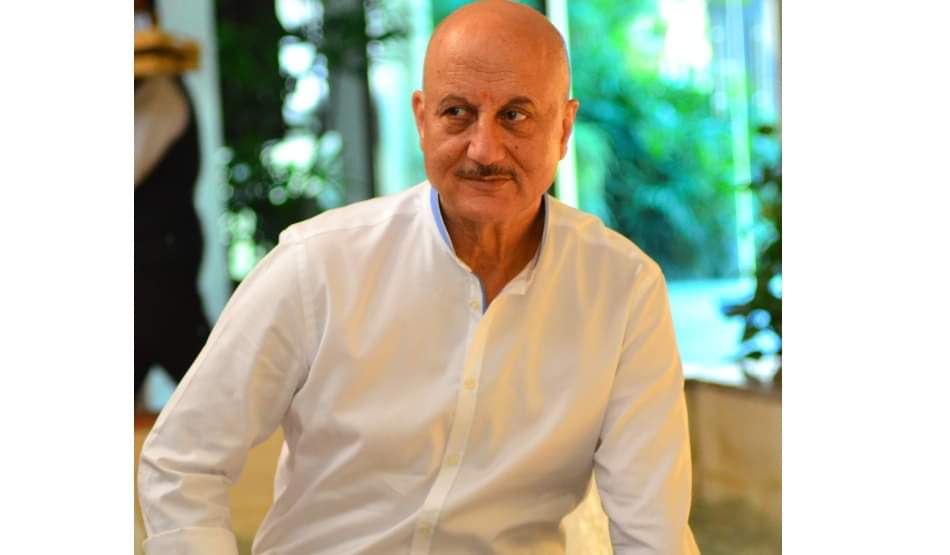 controversial statement of actor anupam kher on gandhi parivar