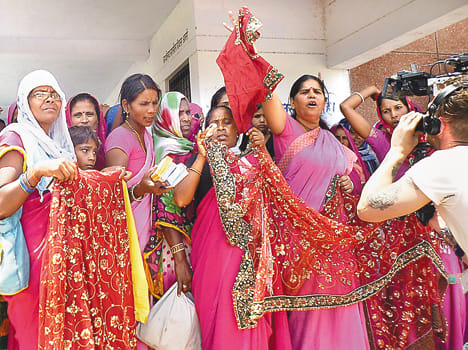 Scarf-kilt performance by the Gulabi Gang