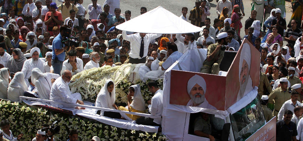 The devotees gave a final farewell to Baba Hardev Singh with tears and crying, exist many leaders