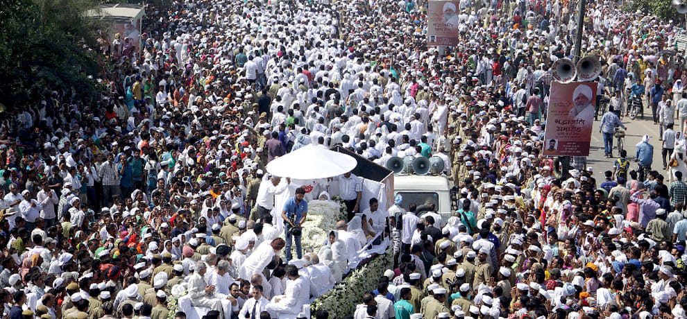 The devotees gave a final farewell to Baba Hardev Singh with tears and crying, exist many leaders