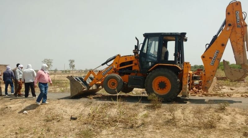 Thundered dozen bulldozers Development Authority on Wednesday on illegal colonies