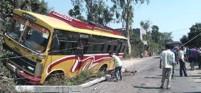 Tourist bus accident accident at mandi, 27 injured.