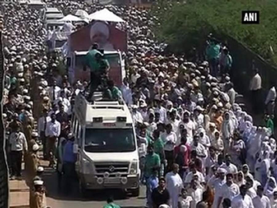 बाबा हरदेव सिंह के अंतिम दर्शन के लिए हज़ारों की तादाद में जमा हुई भीड़