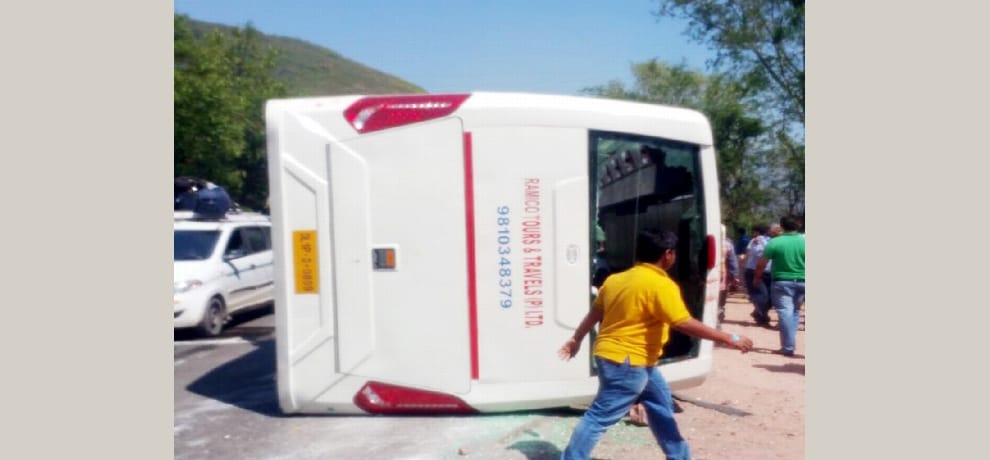 Tourist bus accident accident at mandi, 27 injured.
