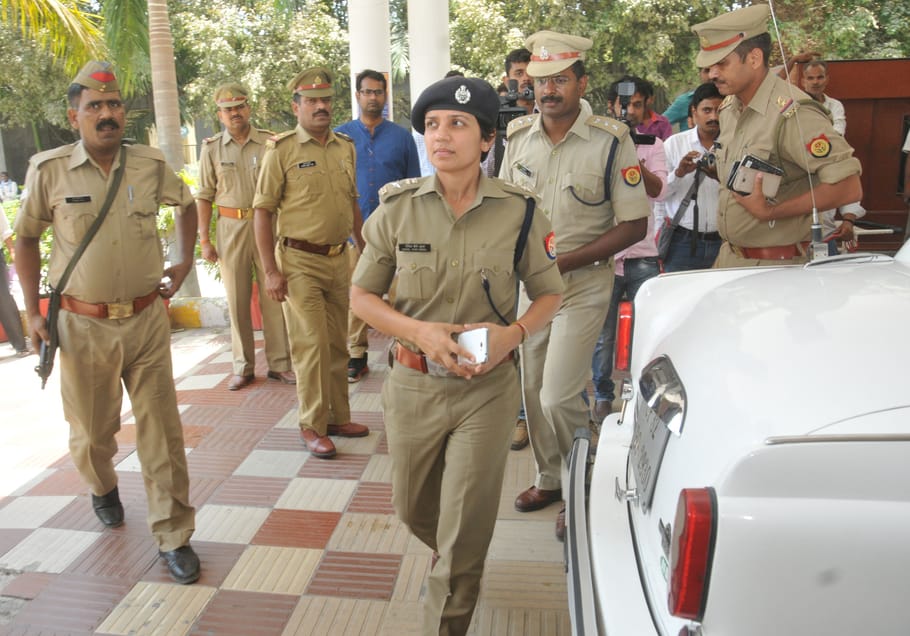 लखनऊ की नई एसएसपी मंजिल सैनी ने संभाली कुर्सी, देखें तस्वीरें ips manzil saini takes charge as ssp lucknow