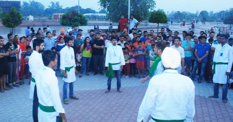 ए बाबू! ई आपन शहर, घर हवै, कुड़वा एहर-ओहर मत डाला