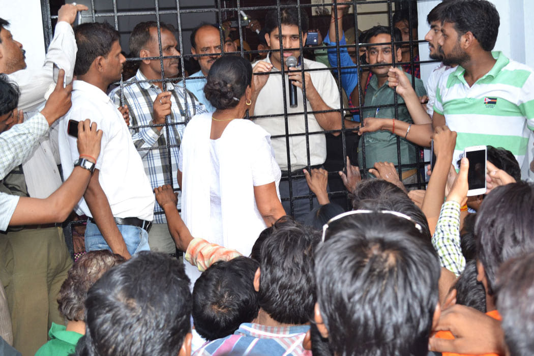 People protest on transfer of DM Shahjahanpur.
