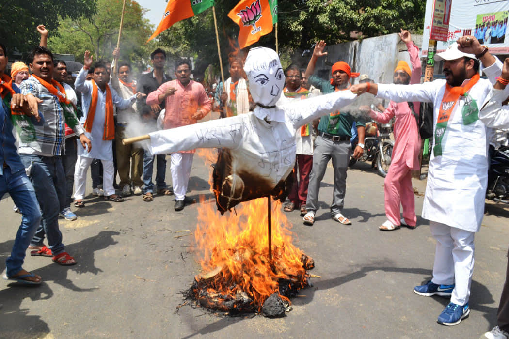 People protest on transfer of DM Shahjahanpur.