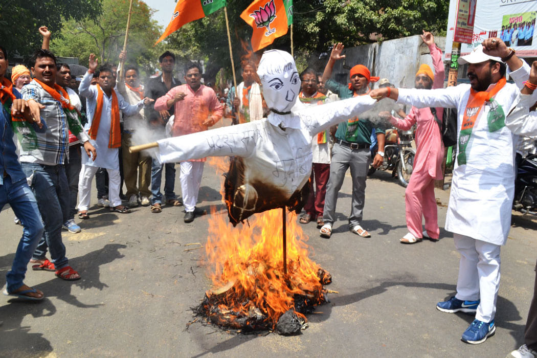 People protest on transfer of DM Shahjahanpur.