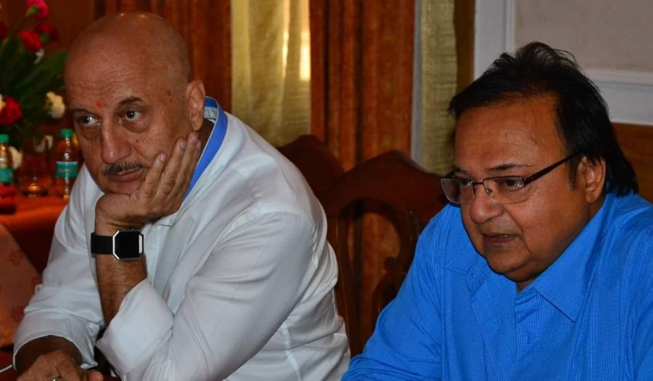 controversial statement of actor anupam kher on gandhi parivar