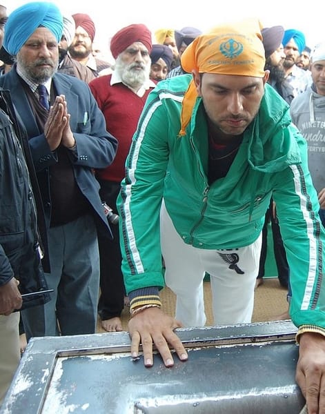 yuvraj singh surprise gurudwara visit with mother shabnam singh