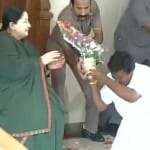 पैरों में गिरकर अम्मा का अभिनंदन करता समर्थक