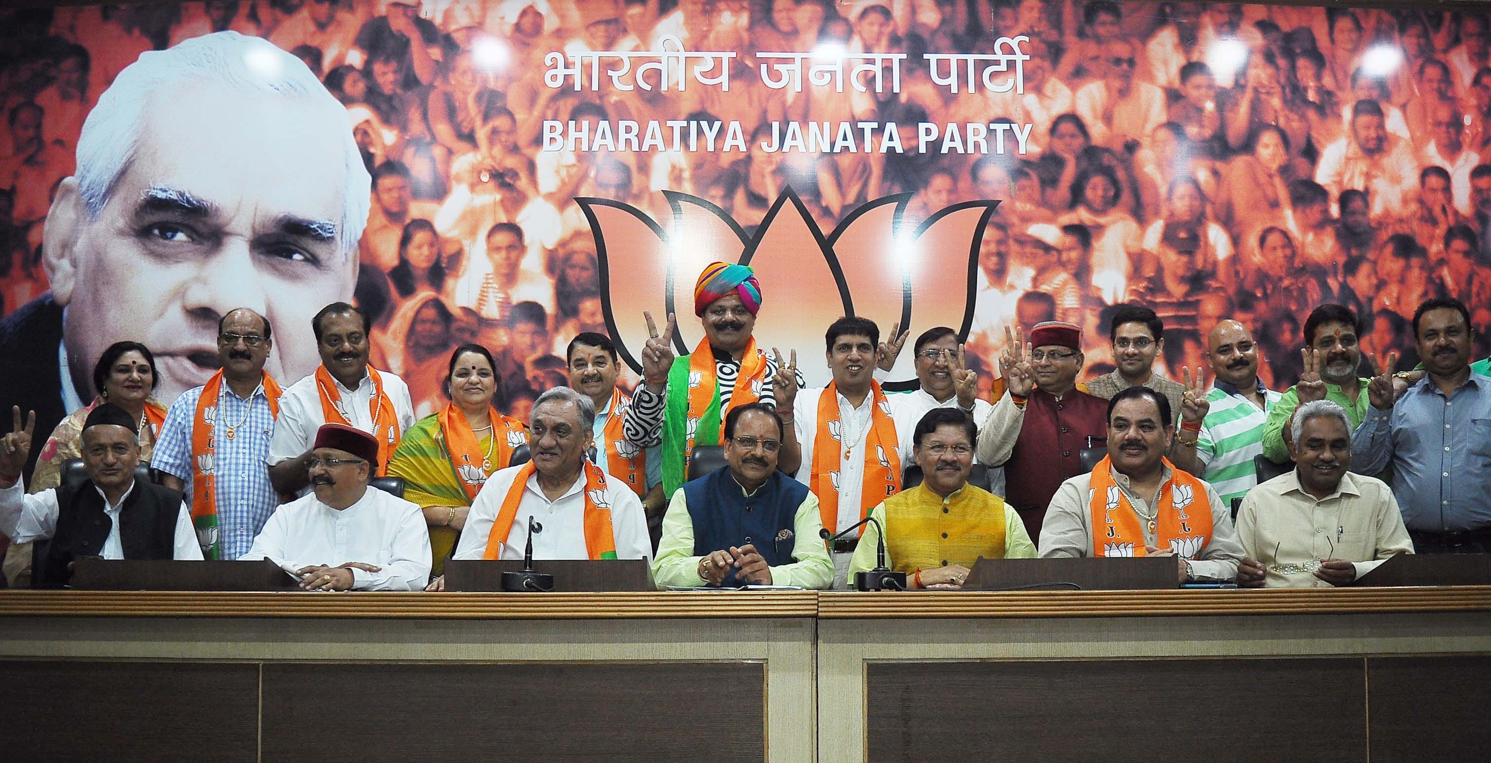 uttarakhand congress 9 mla join BJP, photos.
