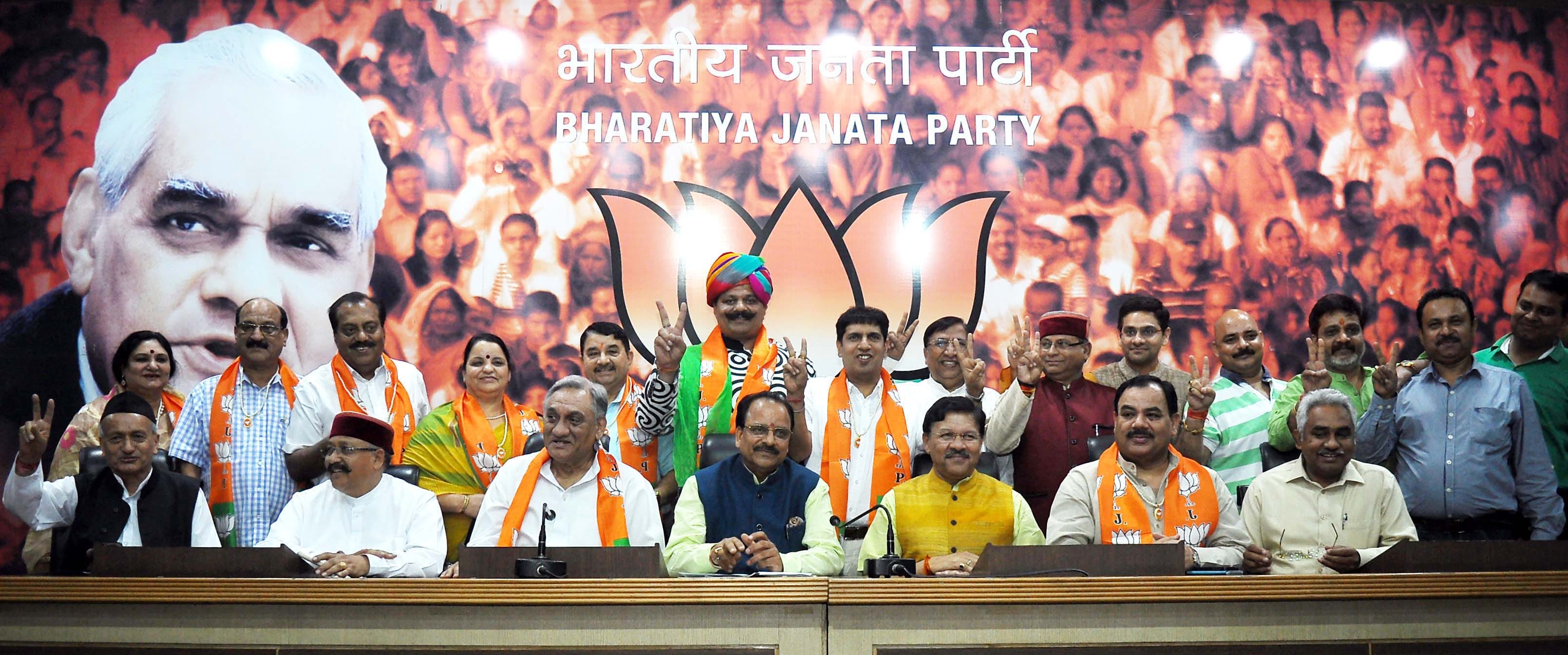 uttarakhand congress 9 mla join BJP, photos.