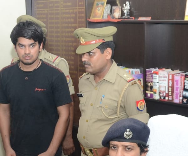 Rape attempt in a lift in Lucknow.