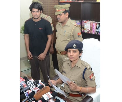 Rape attempt in a lift in Lucknow.