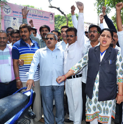 DM transffer issue protest by different organizations in Shahjahanpur.