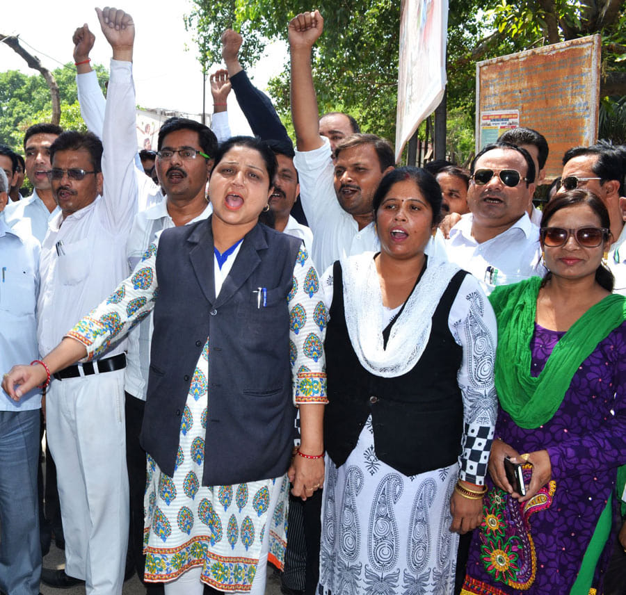 DM transffer issue protest by different organizations in Shahjahanpur.