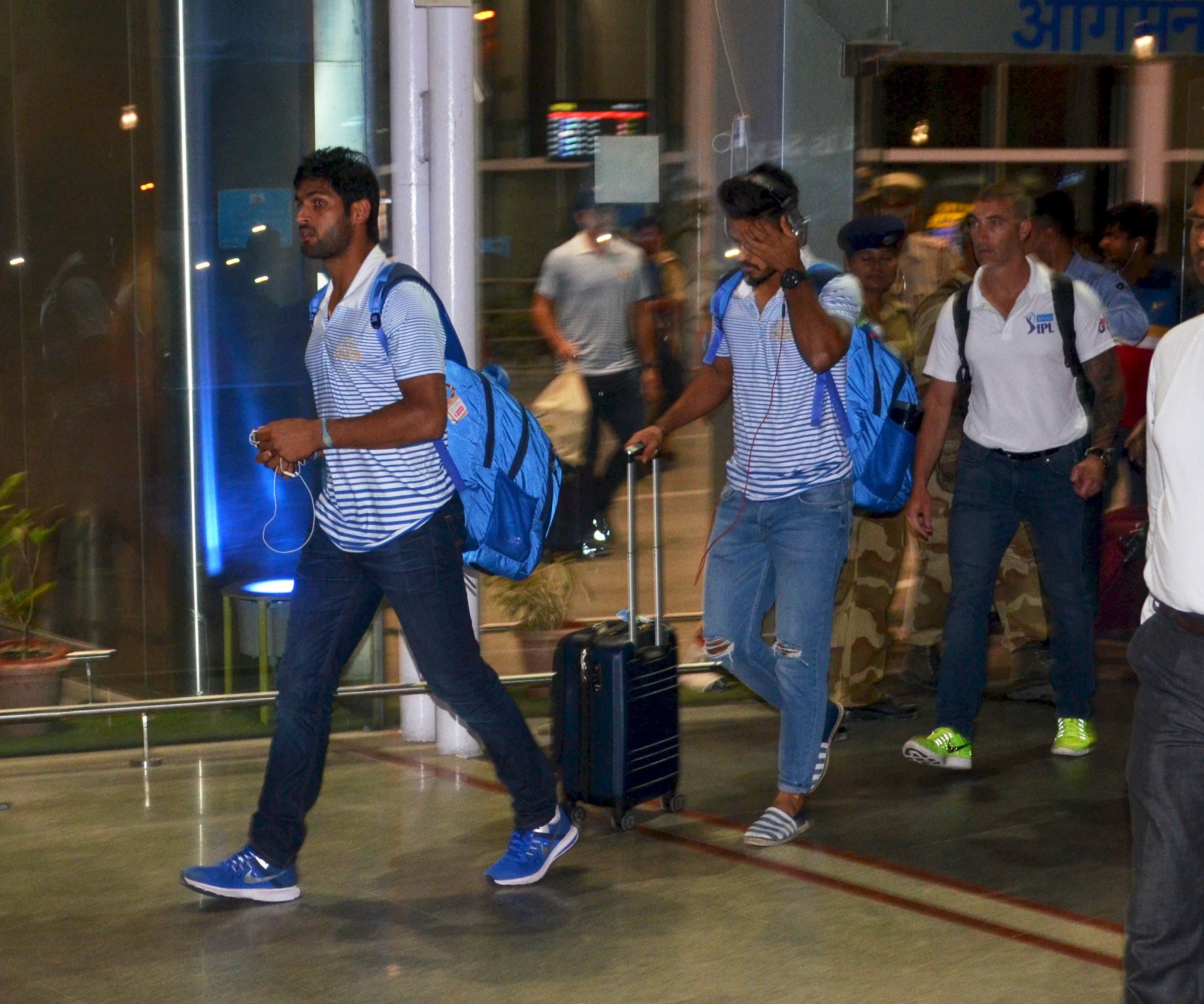 mumbai indians cricket team reached in amausi airport lucknow