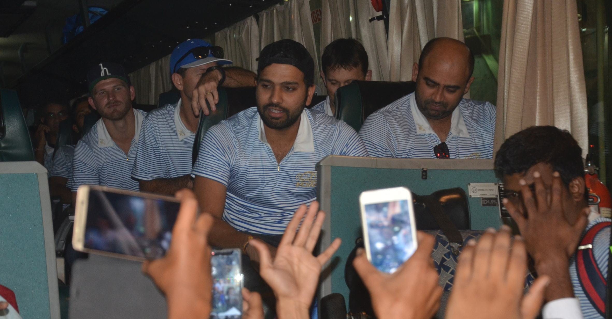 mumbai indians cricket team reached in amausi airport lucknow