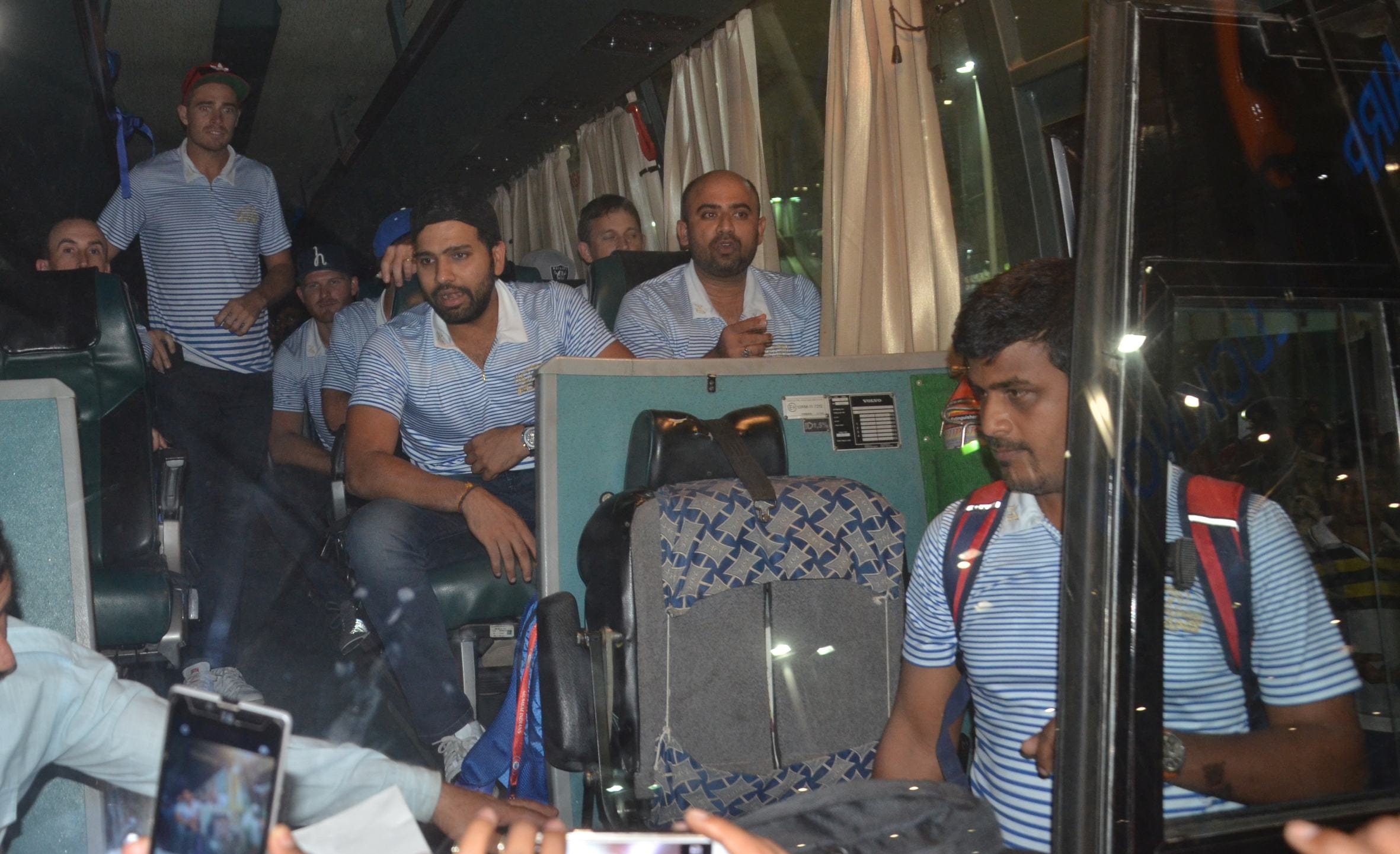 mumbai indians cricket team reached in amausi airport lucknow