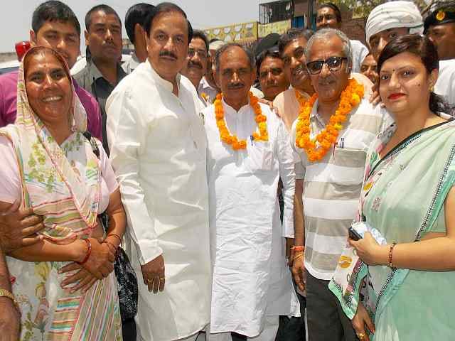 dr. mahesh sharma commented on amar singh entry in SP