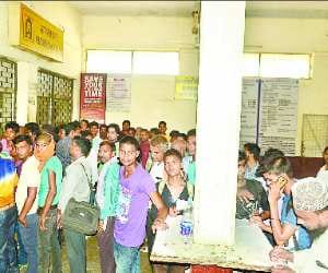 Six and a half hours are stalled railway reservation center