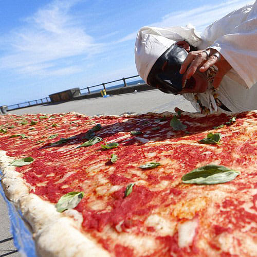 world's longest pizza