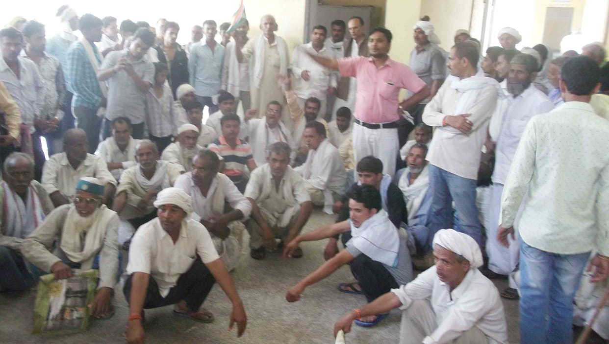 Meeting commotion, people blocked the road Ramjanki