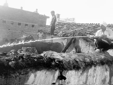  do makaanon mein aag se laakhon ka maal raakh Fire in two houses of millions of ash material
