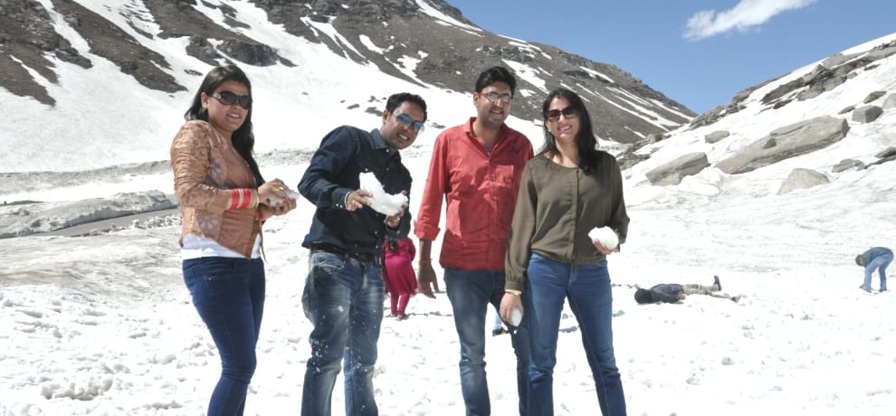 Tourists in rohtang pass