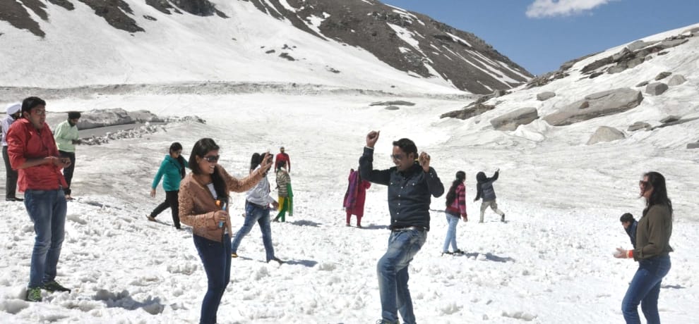 Tourists in rohtang pass