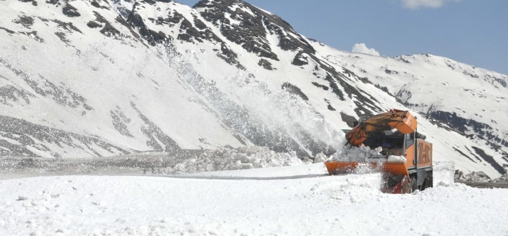Tourists in rohtang pass