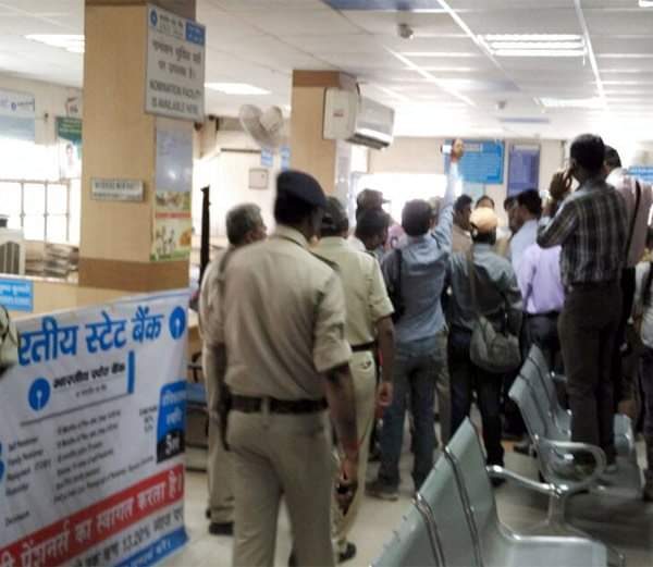 एसबीआई बैंक से 21 लाख रुपये लूटे 