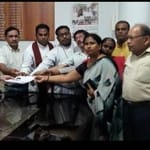 चर्च कंपाउंड इलाके से लापता छात्र अभिनव निखिल का सुराग नहीं मिला, इसको लेकर पूर्व विधायक विवेक बंसल एसएसपी से मिलने पहुंचे।