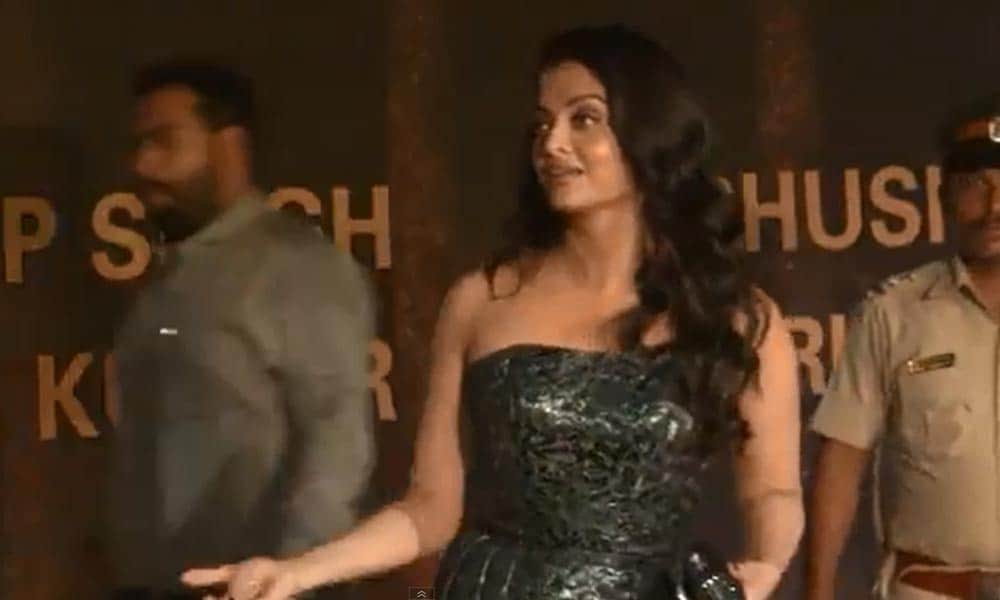 Abhishek Bachchan embarrasses Aishwarya Rai during Sarbjit premiere