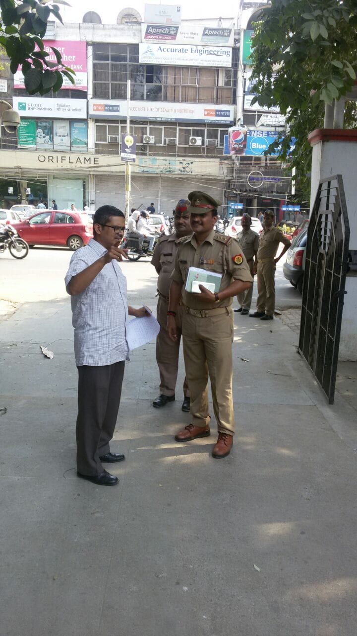 tempo stand holder at sahara mall abuses IPS  amitabh thakur