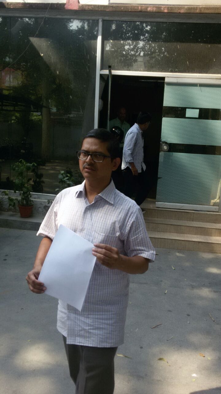 tempo stand holder at sahara mall abuses IPS  amitabh thakur