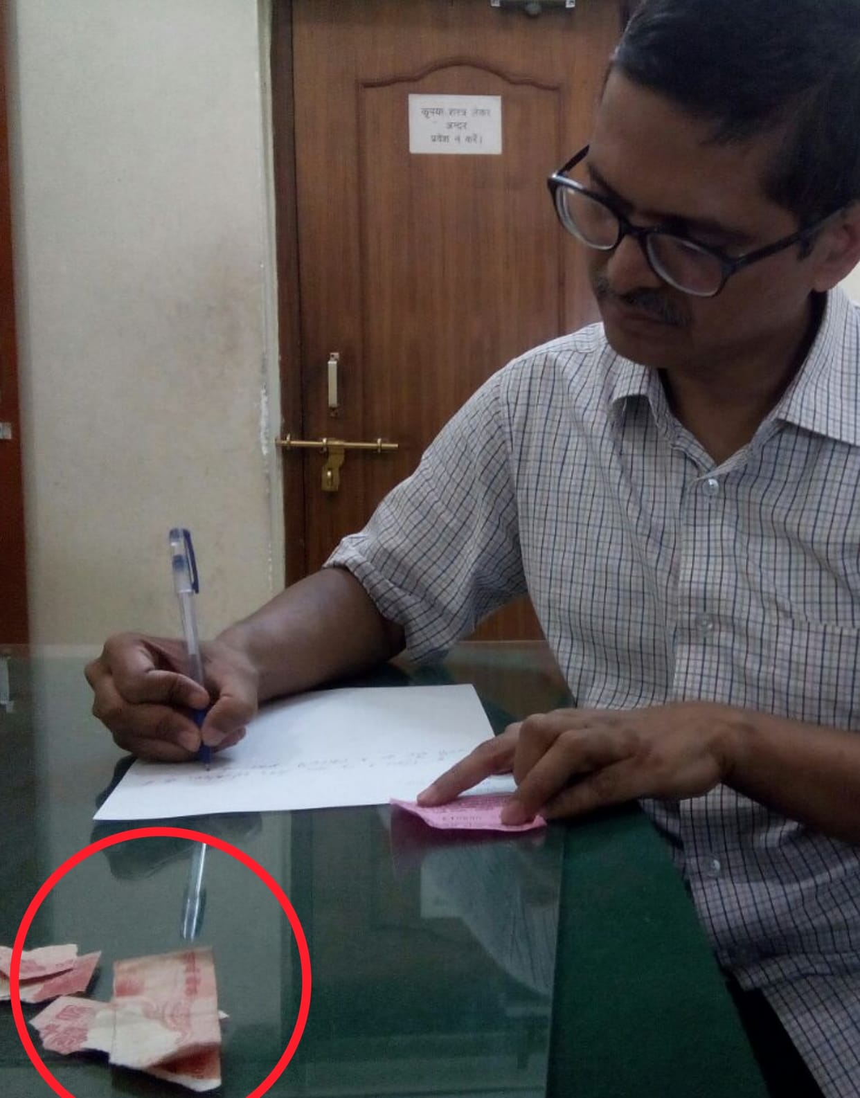 tempo stand holder at sahara mall abuses IPS  amitabh thakur