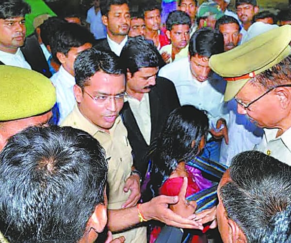 A police man beats a girl in Faizabad.