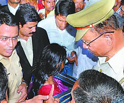 A police man beats a girl in Faizabad.