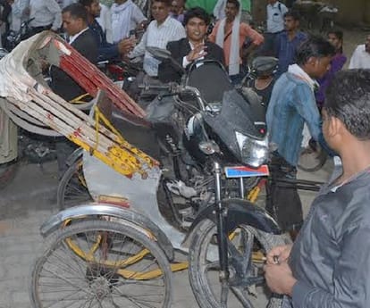 A police man beats a girl in Faizabad.